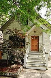 3 Beds 2 Baths 2,400 Sqft For Rent  in Chicago, IL