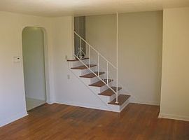 2 Beds 1 Bath 750 Sqft For Rent  in Seattle, WA (Photo 6 of 7)