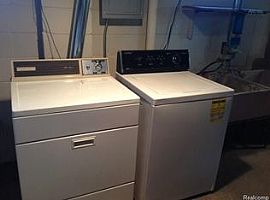 1445 E Evelyn Ave, Hazel Park, Mi 48030 2 Beds 1 Bath 700 Sqft in Hazel Park, MI (Photo 8 of 12)