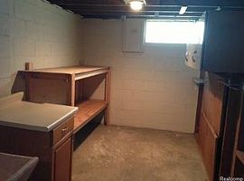 1445 E Evelyn Ave, Hazel Park, Mi 48030 2 Beds 1 Bath 700 Sqft in Hazel Park, MI (Photo 9 of 12)