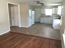 1506 Parker Ln, Austin, Tx 78741 2 Beds 1 Bath 800 Sqft in Austin, TX (Photo 4 of 8)