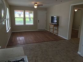 1506 Parker Ln, Austin, Tx 78741 2 Beds 1 Bath 800 Sqft in Austin, TX (Photo 5 of 8)