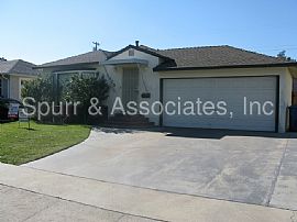 Single Family Home For Rent in Lakewood, CA