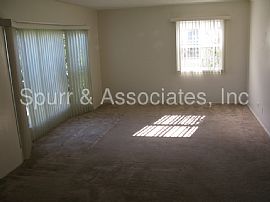 Single Family Home For Rent in Lakewood, CA (Photo 3 of 4)