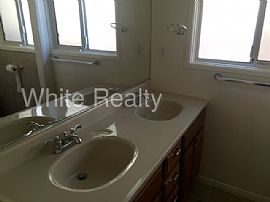 Single Family Home For Rent in Long Beach, CA (Photo 2 of 8)