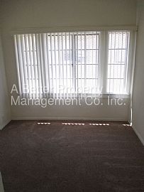 Single Family Home For Rent in Long Beach, CA (Photo 3 of 9)