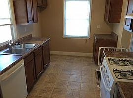  1327 S 25th Ave, Omaha, Ne 68105 3 Beds 1 Bath 1,100 Sqft in Omaha, NE (Photo 2 of 4)