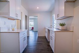 1 Beds 1 Bath in Los Angeles, CA (Photo 3 of 3)