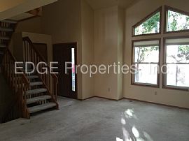 Single Family Home For Rent in Aurora, CO (Photo 2 of 10)