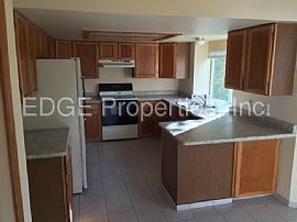 Single Family Home For Rent in Aurora, CO (Photo 3 of 10)