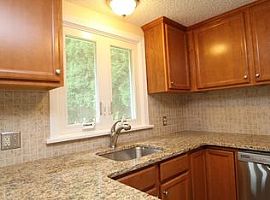 81 Driscoll Dr, Uncasville, Ct 06382 in Uncasville, CT (Photo 4 of 12)