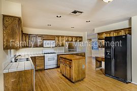 Single Family Home For Rent in Las Vegas, NV (Photo 2 of 10)
