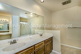 Single Family Home For Rent in Las Vegas, NV (Photo 4 of 10)