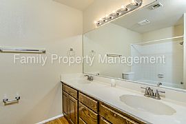 Single Family Home For Rent in Las Vegas, NV (Photo 5 of 10)