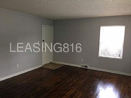 Single Family Home For Rent in Independence, MO (Photo 2 of 8)