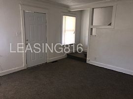 Single Family Home For Rent in Independence, MO (Photo 4 of 7)