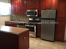 Single Family Home For Rent in Washington, DC (Photo 5 of 10)