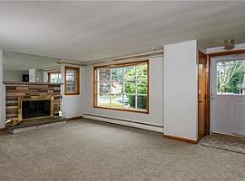 Cute 3 Bedroom Home Just For You in Johnston, RI (Photo 2 of 12)