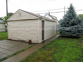 Single Family Home For Rent in Wyandotte, MI (Photo 2 of 7)