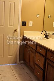 Single Family Home For Rent in Liberty, MO (Photo 5 of 6)