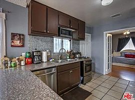 2 Beds 1 Bath in Los Angeles in Los Angeles, CA (Photo 7 of 10)