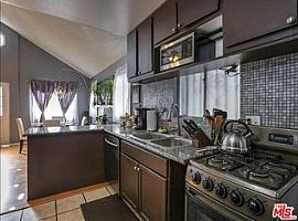 2 Beds 1 Bath in Los Angeles in Los Angeles, CA (Photo 9 of 10)