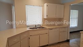 Single Family Home For Rent in Cape Coral, FL (Photo 6 of 9)