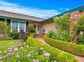 3 Beds 2 Baths in Huntington Beach, Ca in Huntington Beach, CA (Photo 3 of 12)