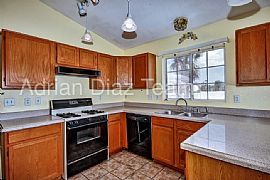 Single Family Home For Rent in Peoria, AZ (Photo 3 of 10)