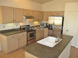 Single Family Home For Rent in Surprise, AZ (Photo 4 of 11)