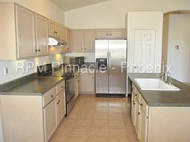 Single Family Home For Rent in Surprise, AZ (Photo 5 of 11)