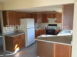 Single Family Home For Rent in Aurora, CO (Photo 7 of 12)