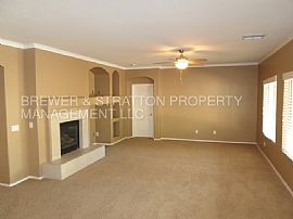 Single Family Home For Rent in Chandler, AZ (Photo 3 of 6)