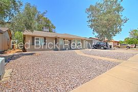 Single Family Home For Rent in Gilbert, AZ
