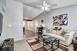 Single Family Home For Rent in Gilbert, AZ (Photo 2 of 9)