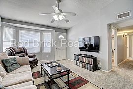 Single Family Home For Rent in Gilbert, AZ (Photo 3 of 9)