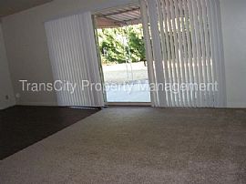 Single Family Home For Rent in Mesa, AZ (Photo 2 of 4)