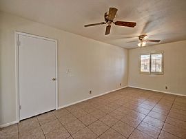 Single Family Home For Rent in Phoenix, AZ (Photo 3 of 8)