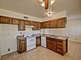 Single Family Home For Rent in Phoenix, AZ (Photo 6 of 8)