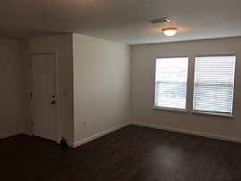 Single Family Home For Rent in Green Cove Springs, FL (Photo 3 of 5)