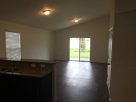 Single Family Home For Rent in Green Cove Springs, FL (Photo 4 of 5)