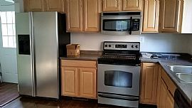 3 Bed , 2 Bath in Rockville, MD (Photo 2 of 12)