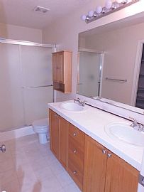 Comfortable 3 Bedroom Home in Portland, OR (Photo 10 of 12)