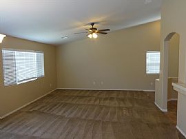 Single Family Home For Rent in Bakersfield, CA (Photo 2 of 10)
