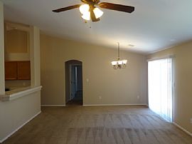 Single Family Home For Rent in Bakersfield, CA (Photo 3 of 10)