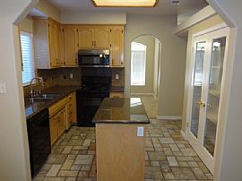 Single Family Home For Rent in Bakersfield, CA (Photo 5 of 11)