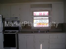 Single Family Home For Rent in Aurora, CO (Photo 2 of 4)