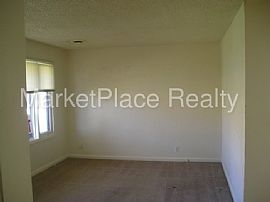 Single Family Home For Rent in Aurora, CO (Photo 3 of 4)