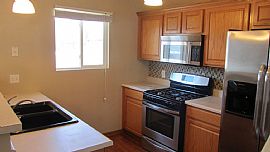 Beautiful 3 Bedroom Home in Serene Enviroment in Bellevue, NE (Photo 4 of 11)