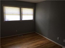 Serene 3 Bedroom Home in Saint Louis, MO (Photo 3 of 10)